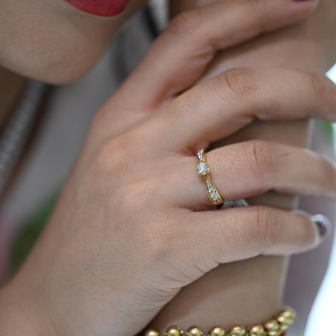 18K YG Women Solitaire with Side Diamond Ring- 1pc