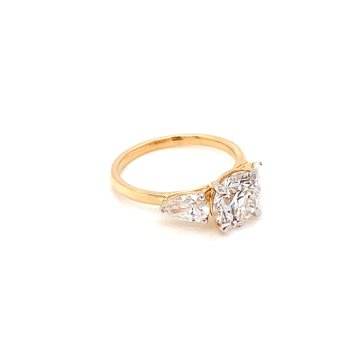 18K YG LAB Grown Solitaire with Side Diamond Ring-1pc