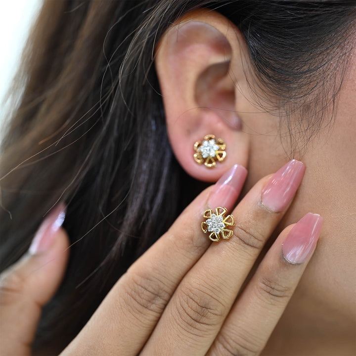 18K YG Women Flower Diamond Stud Earring- 1pair