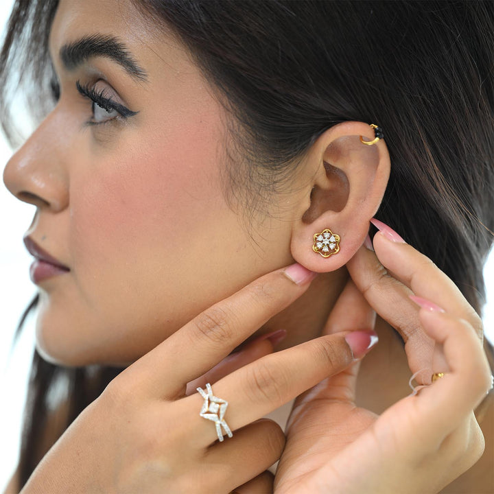 18K YG Women Flower Diamond Stud Earring- 1pair